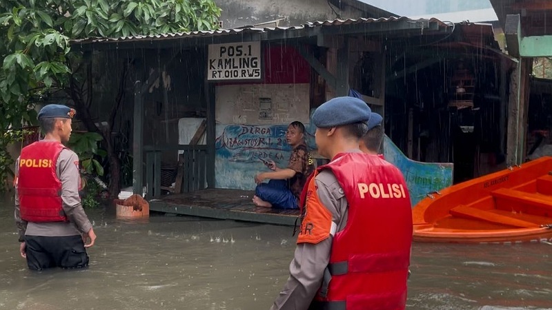 Banjir Jakarta Meluas Hingga Malam, 80 RT dan 23 Ruas Jalan Terendam!