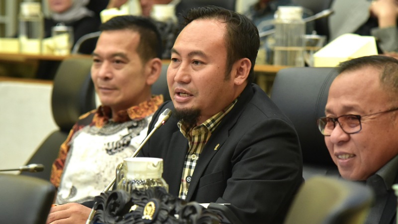 Anggota Komisi IV DPR RI Rahmat Saleh (tengah) - Humas DPR -