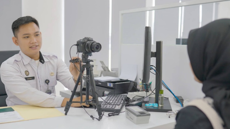 Ilustrasi pemotretan pembuatan paspor - Repro -