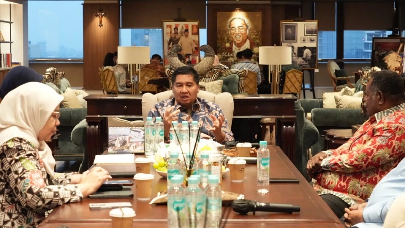 Menteri PKP Maruarar Sirait saat menerima audiensi Gubernur Papua Barat Daya Elisa Kambu di Wisma Mandiri 2, Jakarta, Jumat (23/1/2026). - Dok. Kemen PKP -