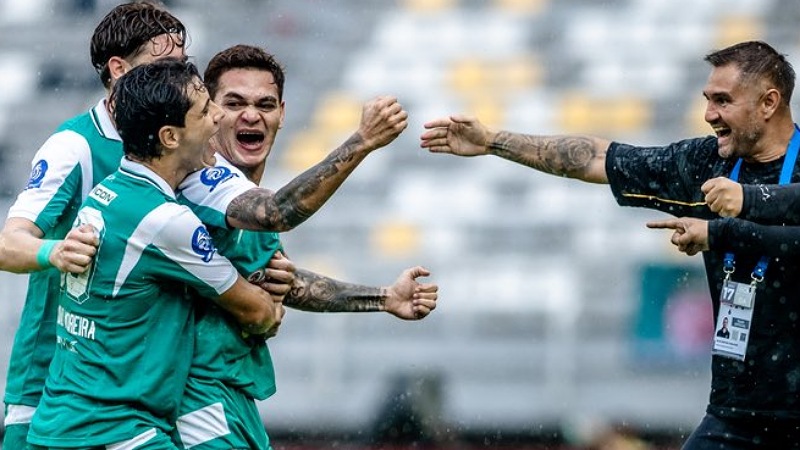 Persebaya Pertahankan Keunggulan, Taklukkan Malut United 2-1 di GBT