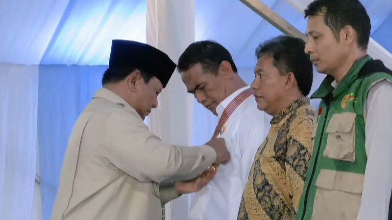 Prabowo Anugerahkan Bintang Jasa Utama kepada Mentan Amran