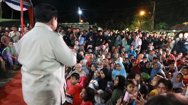 Prabowo Sambut Tahun Baru Bersama Pengungsi Bencana di Tapsel