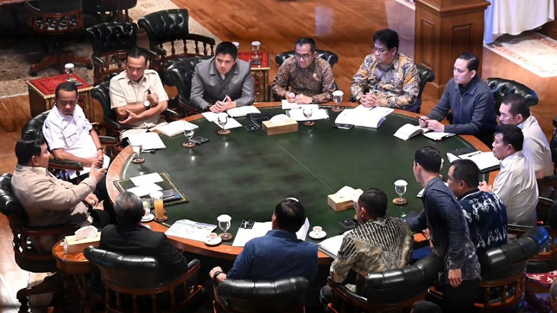 Prabowo Kumpulkan Menteri Terrtentu di Hambalang, Bahas Isu Strategis!