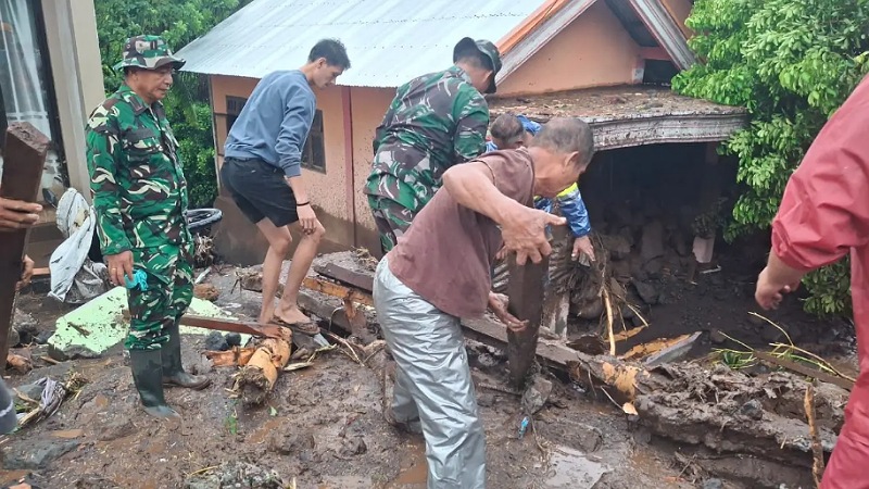 Pencarian korban korban hilang akibat banjir bandang yang melanda Kabupaten Kepulauan Sitaro, Provinsi Sulawesi Utara, pada Senin (5/1) dini hari. - Dok. BPBD Kabupaten Kepulauan Sitaro -