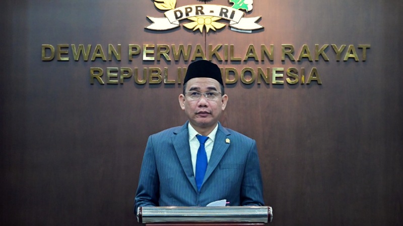 DPR Perjuangkan Penghasilan Layak Buat Guru dan Dosen di MK