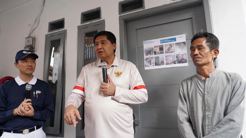 Menteri PKP Maruarar Sirait meninjau langsung Program Gotong Royong Merenovasi Rumah Merah Putih yang digarap bersama Yayasan Buddha Tzu Chi di Jalan Cibuntu Selatan, Kota Bandung, Jumat (13/2/2026). - Dok Kemen PKP -