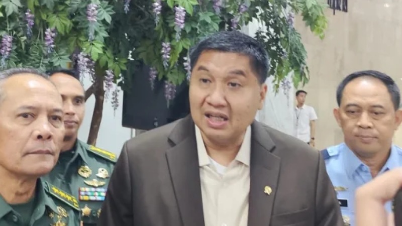 Menteri PKP Maruarar Sirait memberikan keterangan pers usai rapat koordinasi Satgas Pemulihan Pascabencana Sumatera di Gedung Nusantara IV, Kompleks Parlemen, Senayan, Rabu (18/2/2026). -