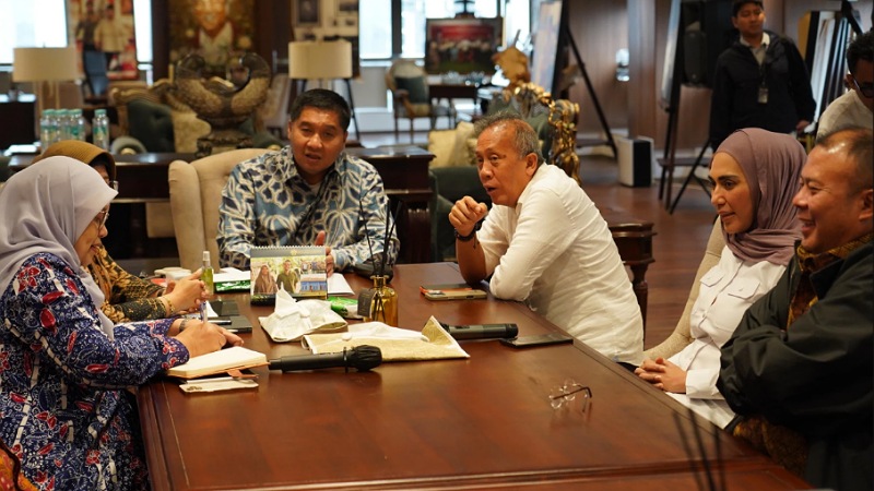 Menteri PKP Maruarar Sirait saat berdiskusi dengan berdiskusi dengan Wakil Ketua DPR RI Saan Mustopa, Cucun Ahmad Syamsurijal, Sari Yuliati, serta Kepala Badan Pusat Statistik Amalia Adininggar Widyasanti di Jakarta, Jumat (20/2/2026). - Foto: Kemen PKP -