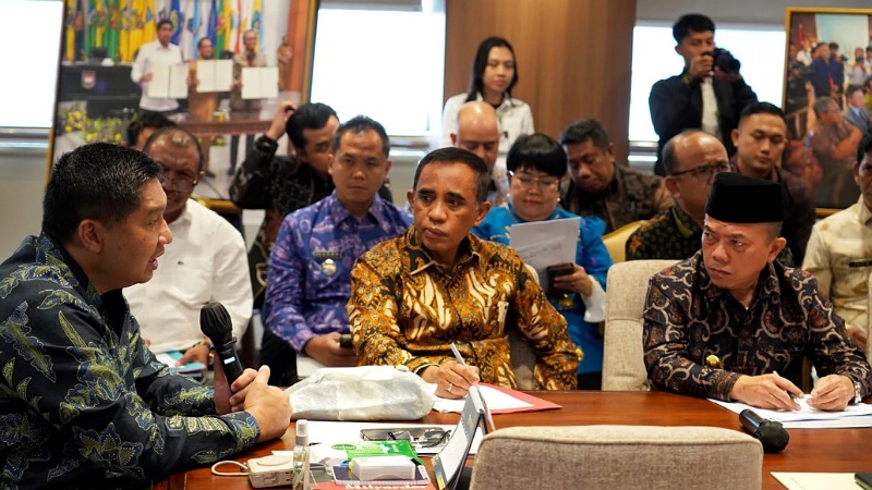 Menteri PKP Maruarar Sirait melakukan pertemuan dengan sejumlah kepala daerah, dan lembaga pembiayaan guna mempercepat penataan kawasan kumuh dan penyediaan hunian layak. - Foto: Dok Kemen PKP -
