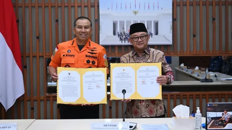 Mendikdasmen Abdul Mu'ti bersama Kepala Basarnas Mohammad Syafii memperliahatkan MoU  edukasi Search and Rescue (SAR) - Dok Kemendikdasmen -