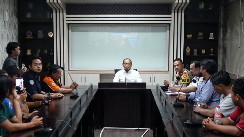 Ketua DPRD Kota Bekas saat menerima menerima aspirasi para pengusaha dan pengemudi angkot yang merasa terdesak oleh hadirnya jalur baru bus Trans Beken. -