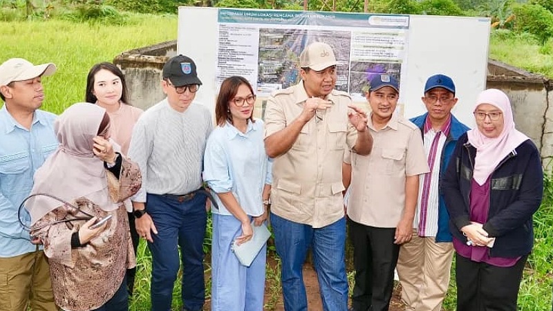 Menteri PKP Maruarar Sirait saat meninjau lahan milik Komdigi yang direncanakan menjadi lokasi pembangunan hunian Rusun MBR, Sabtu (7/3/2026). - Foto: Dok Kemen PKP -