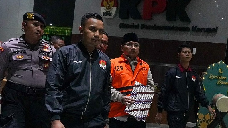 BREAKING NEWS: Eks Menag Yaqut Cholil Qoumas Resmi Ditahan KPK, Langsung Dipasangi Rompi Oranye