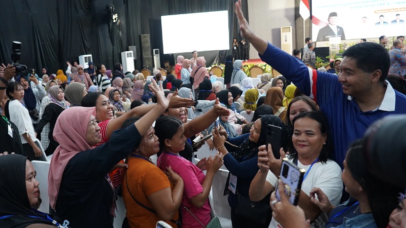 Menteri PKP Maruarar Sirait menyapa warga di Singkawang dalam acara Kolaborasi Program Pembiayaan Perumahan dan Pemberdayaan Ekonomi Rakyat di Kota Singkawang, Selasa (3/3/2026) - Foto: Dok Kemen PKP -