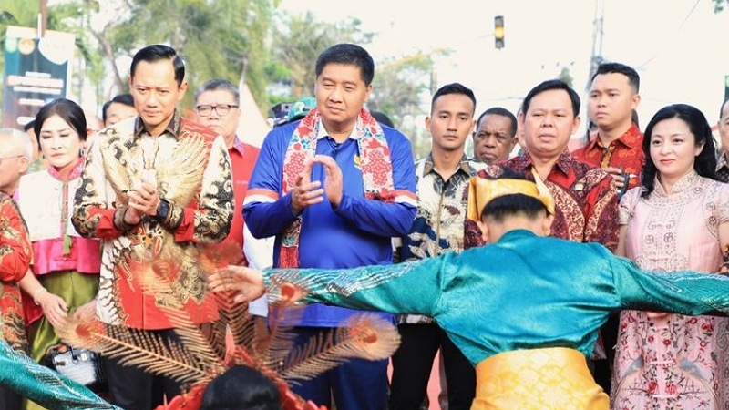 Menko Infrastruktur Agus Harimurti Yudhoyono, Menteri PKP Maruarar Sirait, dan Ketua DPD RI Sultan Bahtiar Najamudin, saat menghadiri Perayaan Imlek dan Festival Cap Go Meh 2026 di Singkawang - Foto: Dok Kompas -