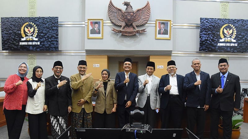 Foto bersama Komisi VIII usai Raker dengan Kemenag RI, Kementerian Haji dan Umrah RI, serta Kementerian PANRB di Kompleks Parlemen, Jakarta, Kamis (12/3/2026).  - Foto: Humas DPR -