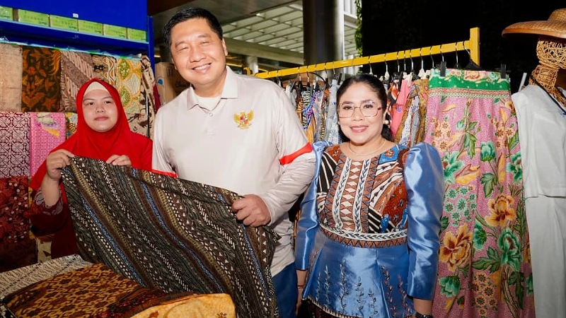 Menteri PKP Maruarar Sirait bersama Ibu Menteri PKP Shinta Maruarar Sirait saat membuka Kriya Nusantara Expo 2026 di The Telkom Hub, Senin (2/3/2026). - Foto: Dok Kemen PKP -
