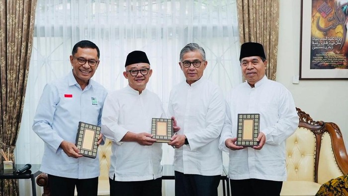 Sekretaris Umum PP Muhammadiyah yang juga Mendikdasmen Prof. Abdul Mu'ti (kedua dari kiri) secara simbolis menerima wakaf mushaf Al-Quran dari pihak Sinar Mas. - ist