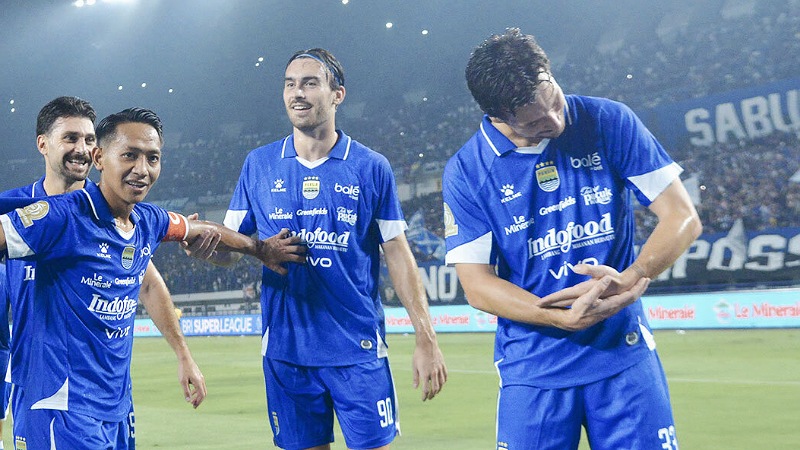 Geladang Persib Tom Haye melakukan selebrasi menimang anak usai dirinya sukses mencetak gol tendangan penalti ke gawang Persik - X Persib -