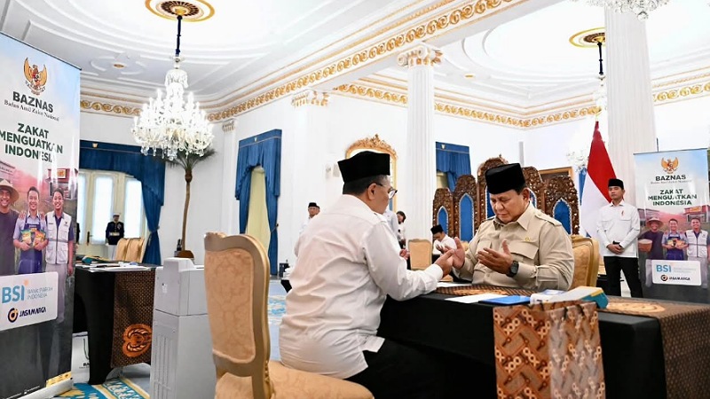 Presiden Prabowo Subianto saat menyerahkan Zakat pribadi melalui Baznas RI - Foto: Dok Setkab RI -