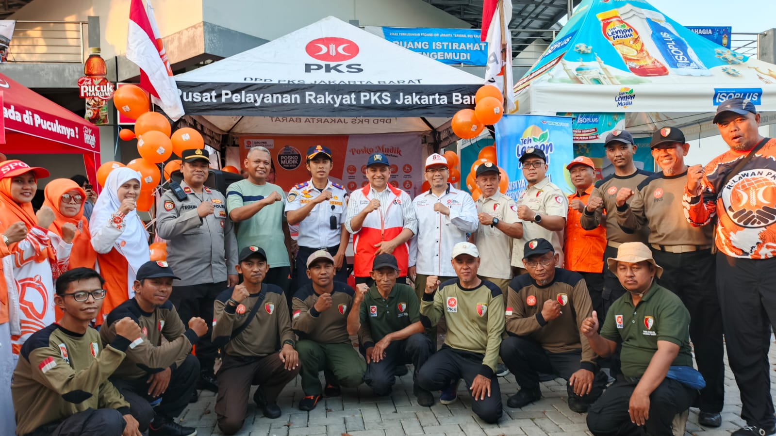 PKS membuka Posko Mudik Lebaran di Terminal Kalideres, Jakarta Barat, Senin (16/3/2026). Posko ini direncanakan beroperasi selama tiga hari menjelang Hari Raya Idul Fitri. Foto: PKS