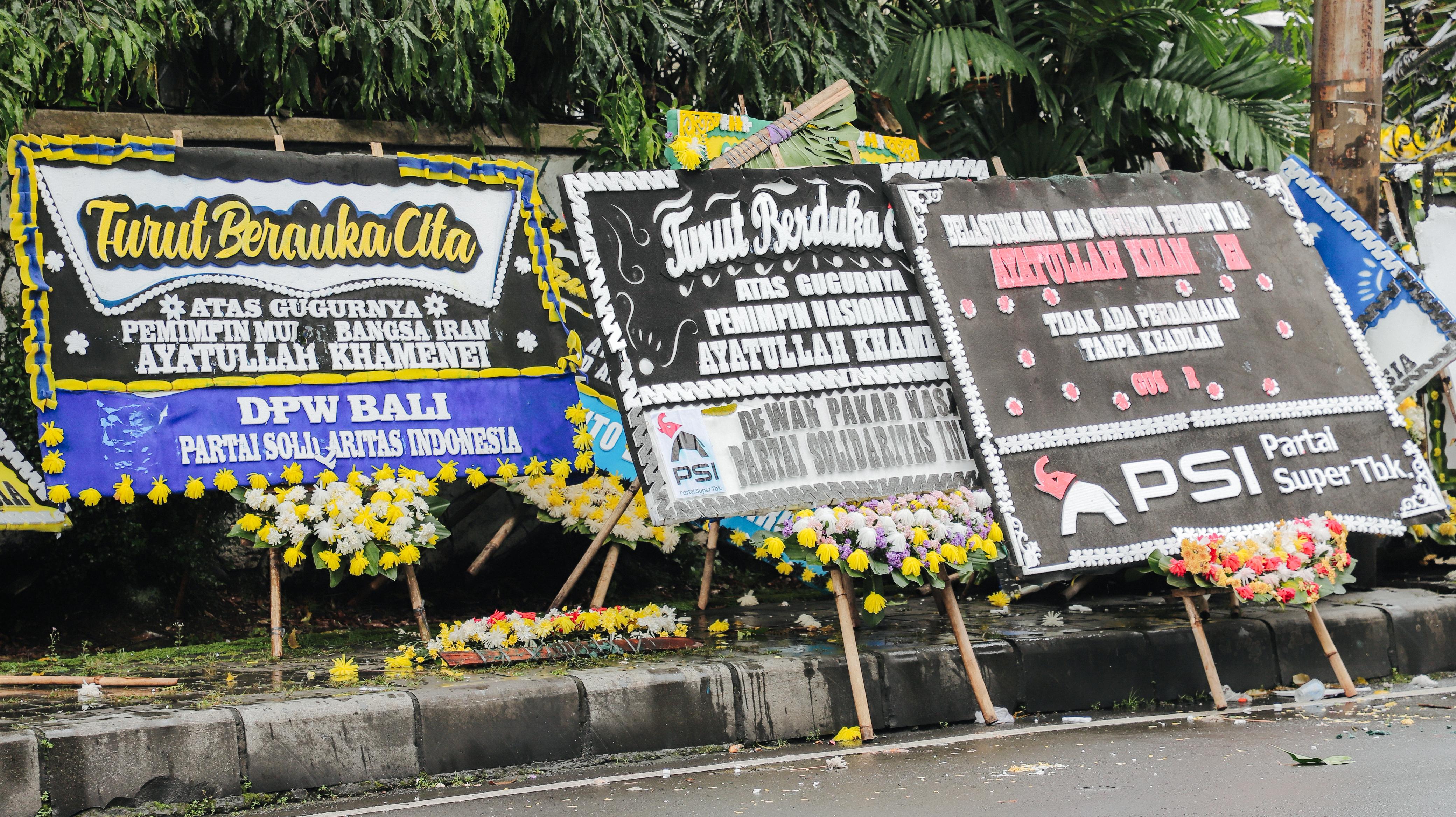 100 Karangan Bunga Duka Dikirim PSI atas Syahidnya Ayatullah Ali Khameini