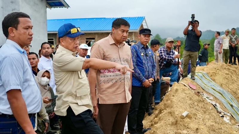 Mendagri Tito Karnavian bersama Menteri PKP Maruarar Sirait turun ke Tapanuli Utara kawal pembangunan rumah korban longsor - Foto: Dok Kementerian PKP -