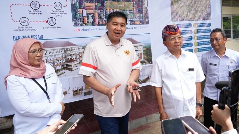 Menteri PKP Maruarar Sirait bersama Gubernur Bali I Wayan Koster  di lokasi pembangunan rumah susun (rusun) untuk masyarakat berpenghasilan rendah (MBR) di Bali. - Humas Kementerian PKP -