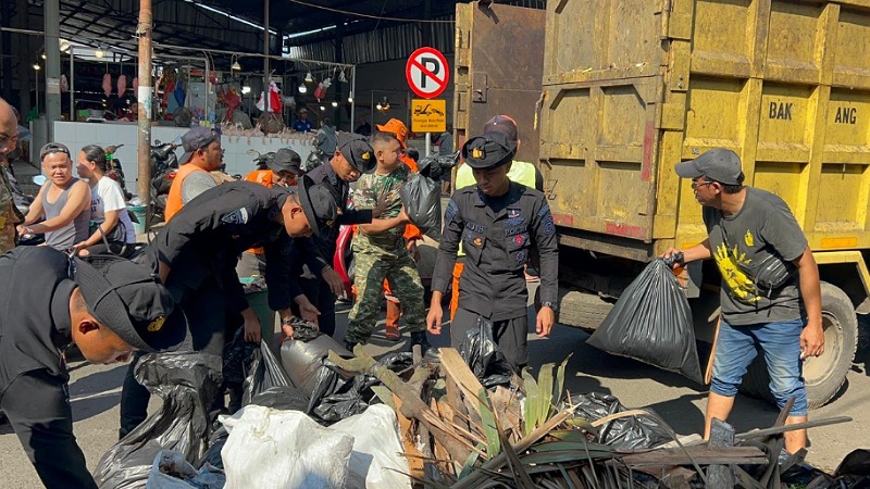 Brimob Sapu Bersih Pasar Ciputat, Lingkungan Kinclong Warga Sumringah