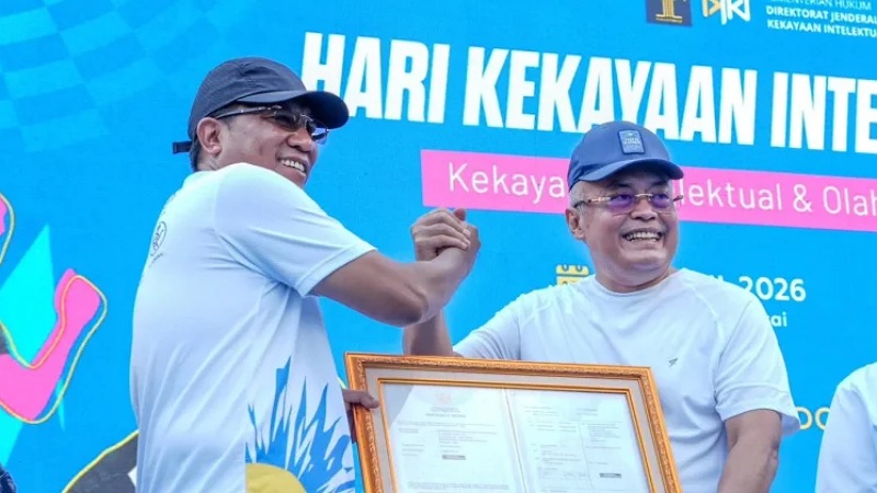 Menteri Hukum Supratman Andi Agtas menyerahk menyerahkan sertifikat KI kepada Sekjen Kemenpora, Gunawan Suswantoro - Foto: Kemenkum -