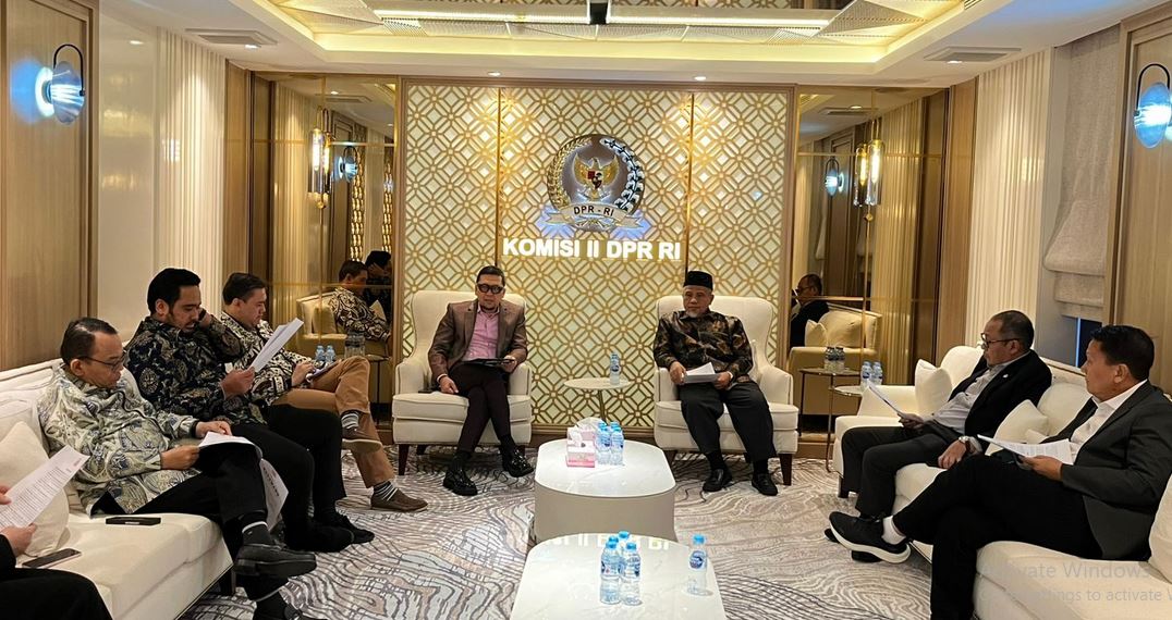 Anggota DPR RI Ahmad Doli Kurnia Tandjung (tengah), anggota DPD RI KH Muhammad Nuh (berpeci) bersama sejumlah anggota Dewan lainnya dalam pertemuan sebelum jumpa pers di gedung Parlemen, Senayan, Jakarta Senin (6/4/2026).
