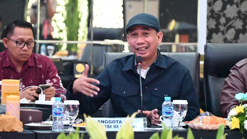 Komisi III Minta Aparat Tak Paksakan Kasus, Tekankan Terapkan KUHAP Baru