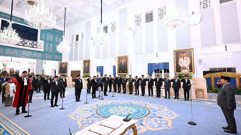 Presiden Prabowo Subianto melantik Hakim MK, Ombusdman RI, Dubes di Istana Kepresidenan Jakarta, Jumat (10/4/2026) - Foto: Dok Setkab RI -