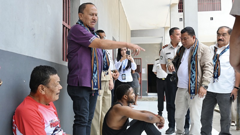 Anggota Komisi XIII DPR RI Maruli Siahaan saat kunker ke Rumah Detensi Imigrasi (Rudenim) Manado - Foto: Humas DPR