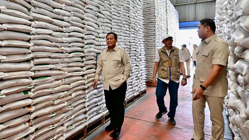 Sidak Mendadak Prabowo ke Gudang Bulog: Stok Penuh, Negara Siaga!