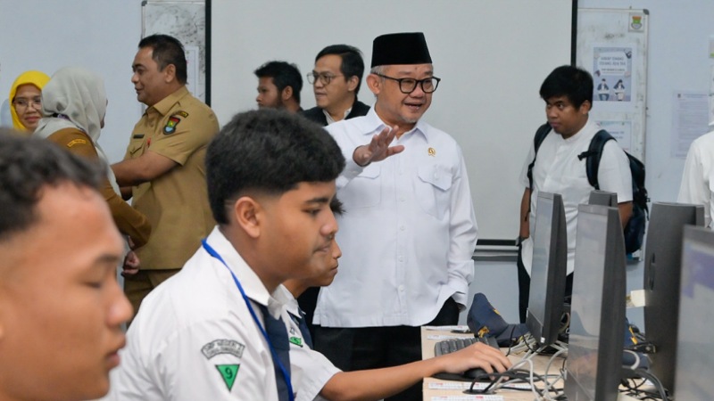 Tinjau TKA SMP di Tangerang, Mendikdasmen Pastikan Sistem Anti-Curang Aman!