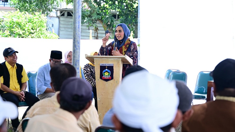 Wakil Ketua DPR RI Sari Yuliati, menyerahkan bantuan irigasi persawahan di Desa Penujak, Praya Barat, Lombok, Nusa Tenggara Barat, Minggu (3/5/2026). - Humas DPR -