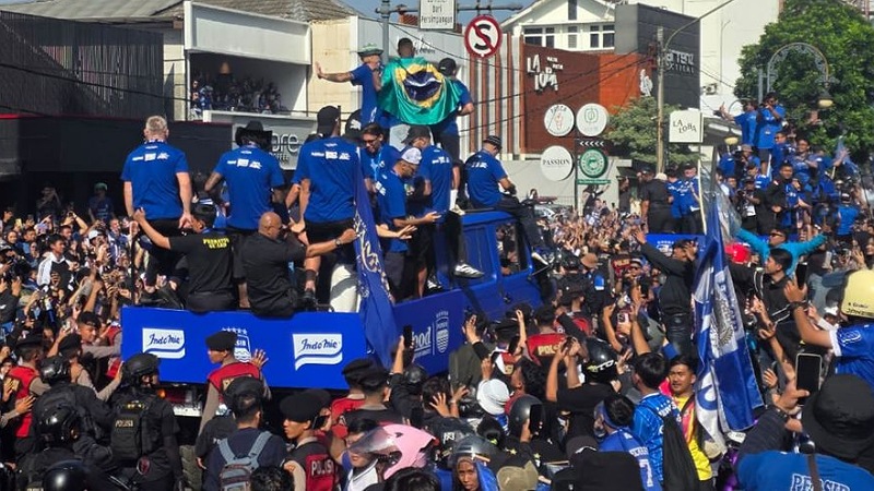 Persib Hattrick Juara! Bandung Lautan Biru, Masyarkat Jabar Tumpah ke Jalan