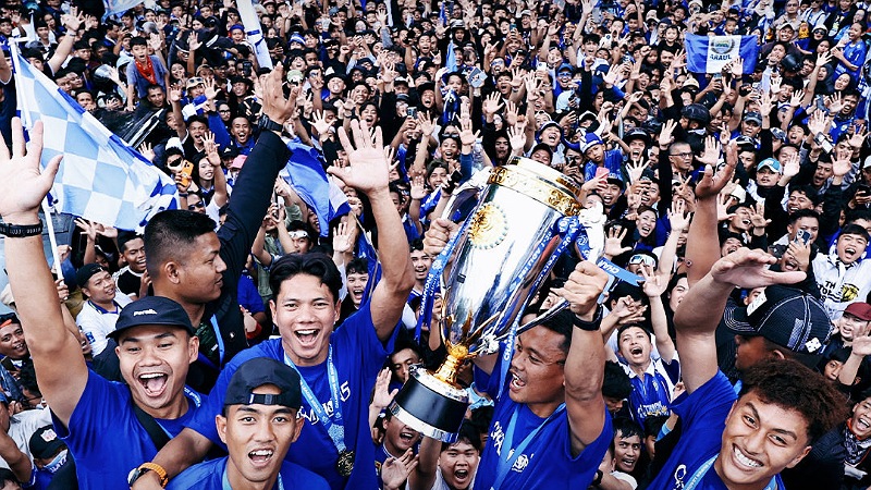 Warga Jabar merayakan juara yang diraih Persib Bandung tiga kali berturut-turt - Foto: Dok X Persib -