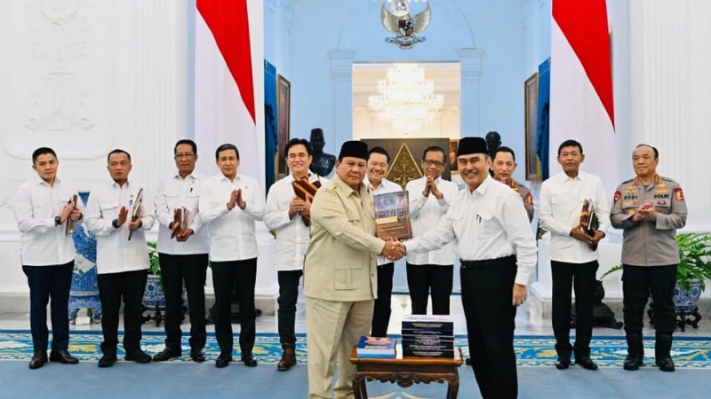 Prabowo Terima Laporan Reformasi Polri, 10 Buku Diserahkan ke Istana