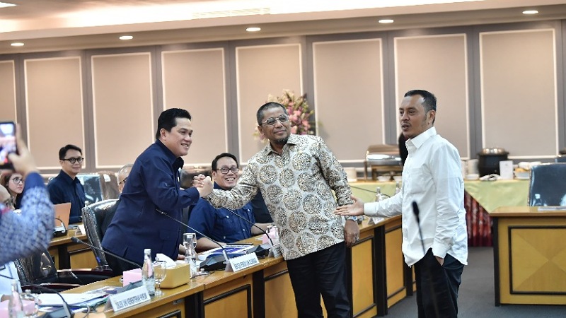 Ketua Komisi XIII DPR RI Willy Aditya dan Menpora Erick Thohir saat peresetujuan naturalisasi Mitchell Baker dan Luke Vickery - Foto: Dok Kemenpora -