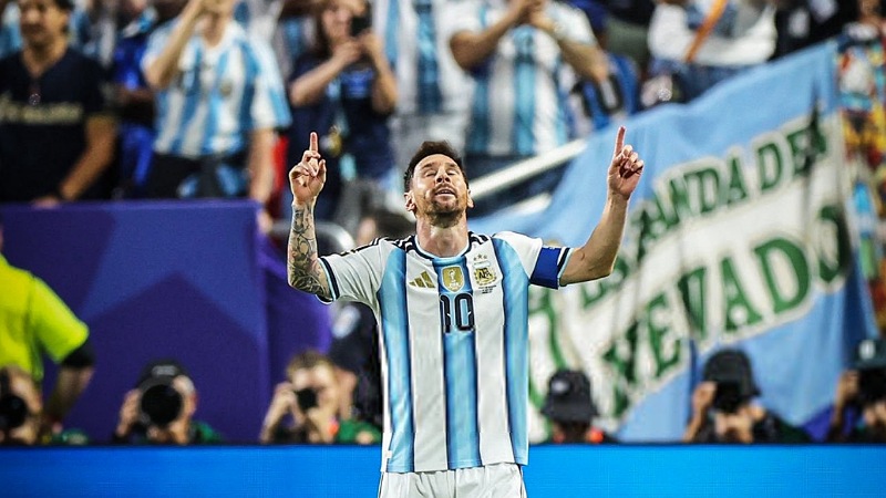 Dunia Terpana! Messi Cetak Hat-trick, Argentina Gilas Aljazair 3-0