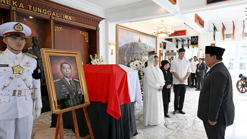 Presiden Prabowo Subianto memberikan penghormatan terakhir kepada Almarhum Jenderal TNI (Purn) Ryamizard Ryacudu di Kantor Kementerian Pertahanan, Jakarta, pada Senin, 1 Juni 2026. - Foto: BPMI Setpres -