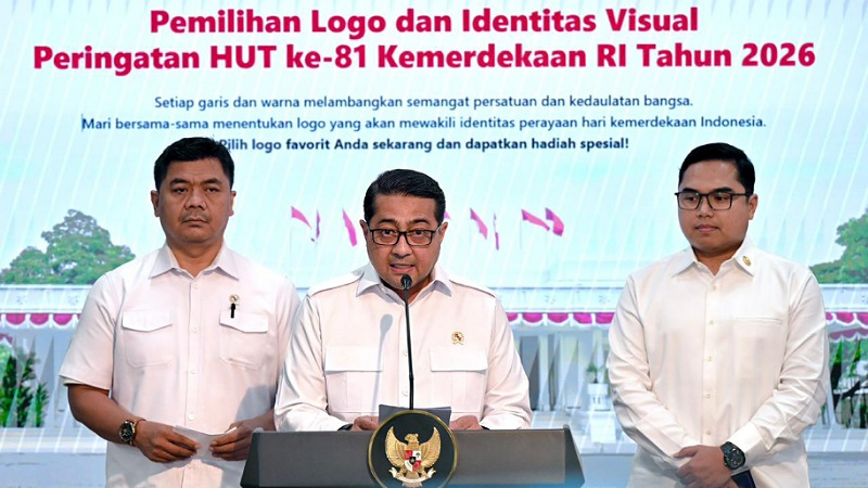 Menekraf Teuku Riefky Harsya, didampingi Wakil Menteri Sekretaris Negara Juri Ardiantoro dan Deputi Bidang Strategi dan Sistem Komunikasi Badan Komunikasi Pemerintah Fahd Pahdepie saat peluncuran polling Logo HUT RI ke-81 - BPMI Setpres -