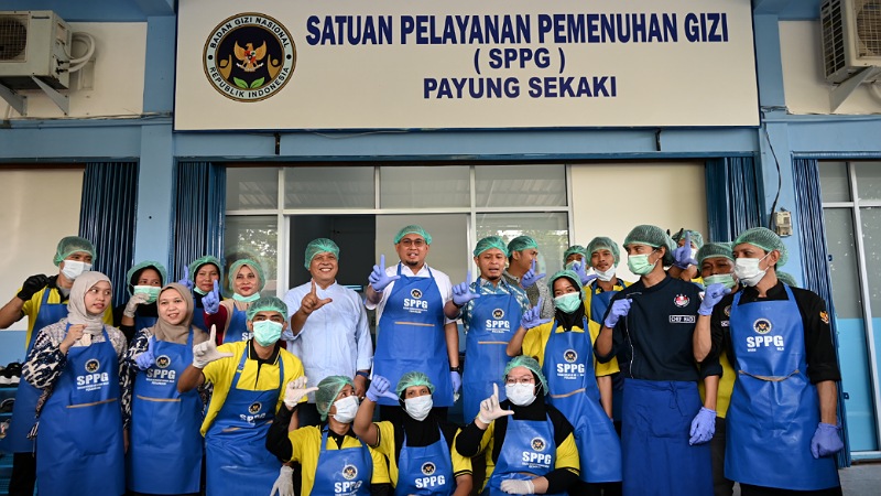 Anggota DPR RI Andre Rosiade saat meninjau salah satu dapur MBG di Pekanbaru bersama Wali Kota Agung Nugroho, Jumat (19/6/2026). - Humas DPR -