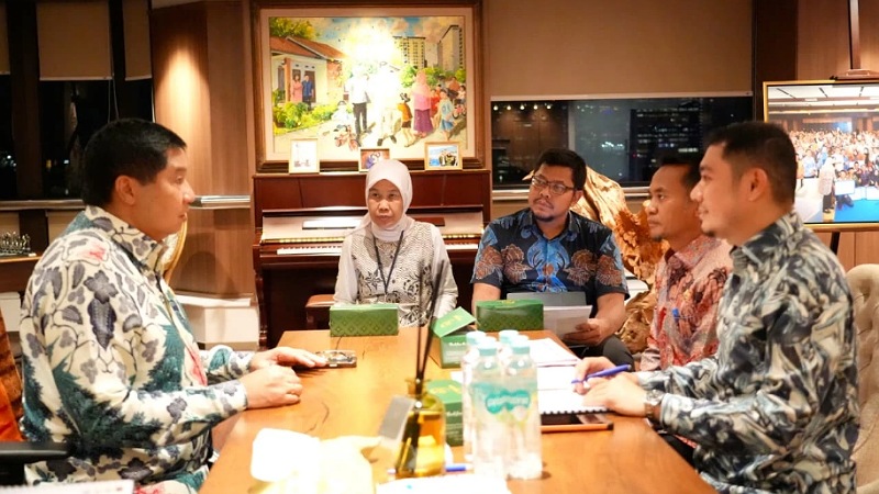 Menteri PKP Maruarar Sirait menggelar pertemuan dengan Direktur Jenderal PSKP Kementerian ATR/BPN Ilyas Tedjo Prijono serta Ketua Satgas Anti Mafia Tanah Brigjen Pol. Hendra Gunawan di Wisma Mandiri 2, Jakarta, Jumat (10/7/2026). - Foto: Kementerian PKP -