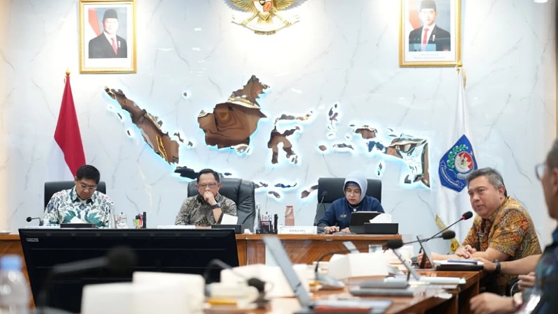 Menteri PKP Maruarar Sirait, bersama Mendagri Tito Karnavian dan Kepala BPS Amalia Adininggar Widyasanti saat rapat koordinasi di Kantor Kemendagri, Jakarta, Jumat (10/7/2026). - Foto: Kementerian PKP -