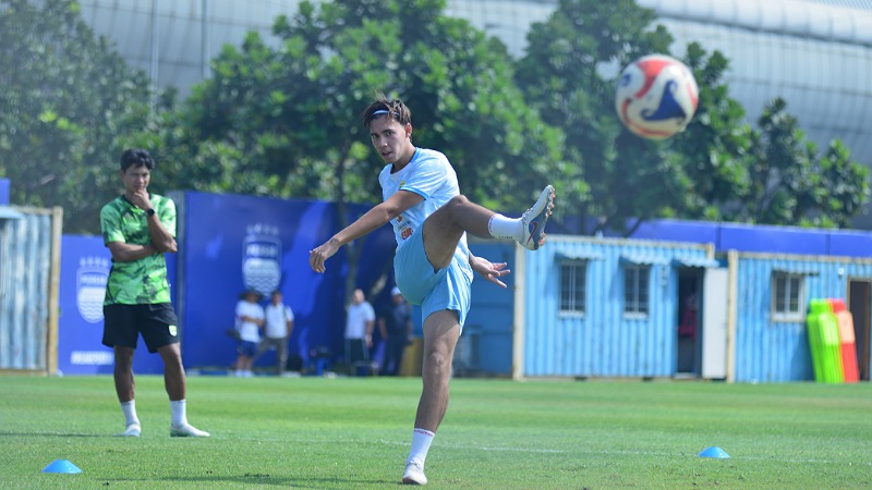 Dion Markx Siap Meledak di Piala Presiden! Bek Muda PERSIB Incar Tempat Utama