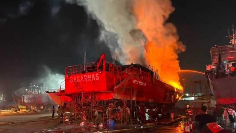 Kapal Basarnas KN SAR Ramawijaya  terbakar saat docking - Foto: Dok. Basarnas -